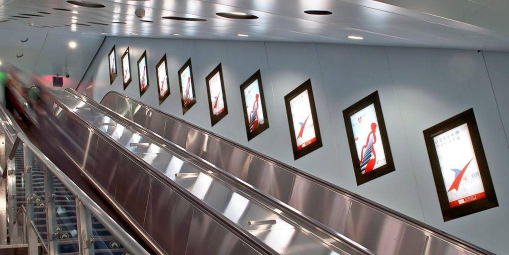地铁扶梯侧墙广告