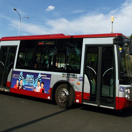 公交车身两侧条幅广告,目标人群的覆盖，易于迅速扩大品牌知名度。